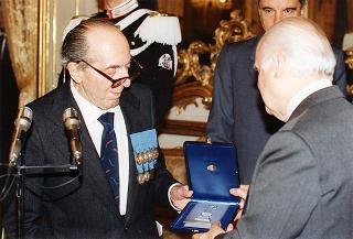 Gen. c. a. Angelo Bastiani, presidente del Gruppo Medaglie d'oro al Valor Militare d'Italia, con i decorati viventi ed i familiari dei decorati scomparsi