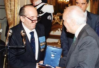 Gen. c. a. Angelo Bastiani, presidente del Gruppo Medaglie d'oro al Valor Militare d'Italia, con i decorati viventi ed i familiari dei decorati scomparsi