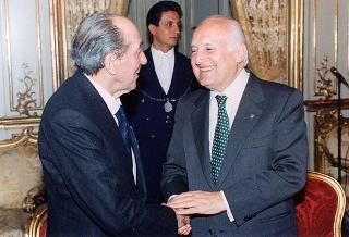 Gen. c. a. Angelo Bastiani, presidente del Gruppo Medaglie d'oro al Valor Militare d'Italia, con i decorati viventi ed i familiari dei decorati scomparsi