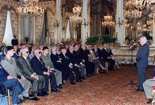 Gen. c. a. Angelo Bastiani, presidente del Gruppo Medaglie d'oro al Valor Militare d'Italia, con i decorati viventi ed i familiari dei decorati scomparsi
