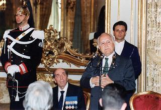 Gen. c. a. Angelo Bastiani, presidente del Gruppo Medaglie d'oro al Valor Militare d'Italia, con i decorati viventi ed i familiari dei decorati scomparsi