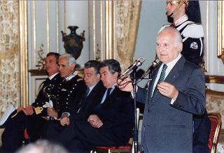 Gen. c. a. Angelo Bastiani, presidente del Gruppo Medaglie d'oro al Valor Militare d'Italia, con i decorati viventi ed i familiari dei decorati scomparsi