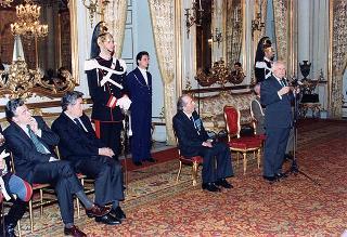 Gen. c. a. Angelo Bastiani, presidente del Gruppo Medaglie d'oro al Valor Militare d'Italia, con i decorati viventi ed i familiari dei decorati scomparsi