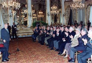 Gen. c. a. Angelo Bastiani, presidente del Gruppo Medaglie d'oro al Valor Militare d'Italia, con i decorati viventi ed i familiari dei decorati scomparsi