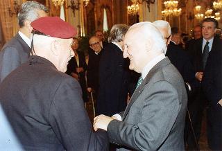 Gen. c. a. Angelo Bastiani, presidente del Gruppo Medaglie d'oro al Valor Militare d'Italia, con i decorati viventi ed i familiari dei decorati scomparsi