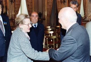 Gen. c. a. Angelo Bastiani, presidente del Gruppo Medaglie d'oro al Valor Militare d'Italia, con i decorati viventi ed i familiari dei decorati scomparsi