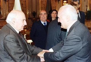 Gen. c. a. Angelo Bastiani, presidente del Gruppo Medaglie d'oro al Valor Militare d'Italia, con i decorati viventi ed i familiari dei decorati scomparsi