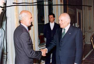 Il Presidente della Repubblica Oscar Luigi Scalfaro riceve in udienza l'avv. Franco Petrelli, presidente dell'Associazione nazionale giudici di pace, con una delegazione