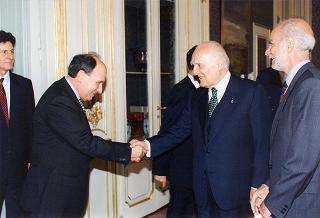 Il Presidente della Repubblica Oscar Luigi Scalfaro riceve in udienza l'avv. Franco Petrelli, presidente dell'Associazione nazionale giudici di pace, con una delegazione