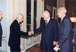 Il Presidente della Repubblica Oscar Luigi Scalfaro riceve in udienza l'avv. Franco Petrelli, presidente dell'Associazione nazionale giudici di pace, con una delegazione