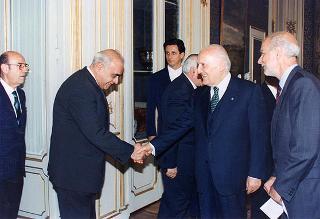 Il Presidente della Repubblica Oscar Luigi Scalfaro riceve in udienza l'avv. Franco Petrelli, presidente dell'Associazione nazionale giudici di pace, con una delegazione