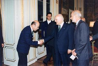 Il Presidente della Repubblica Oscar Luigi Scalfaro riceve in udienza l'avv. Franco Petrelli, presidente dell'Associazione nazionale giudici di pace, con una delegazione