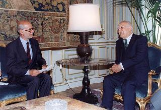 Il Presidente della Repubblica Oscar Luigi Scalfaro riceve in udienza l'avv. Franco Petrelli, presidente dell'Associazione nazionale giudici di pace, con una delegazione