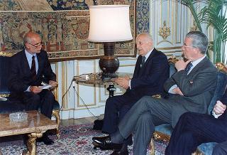 Il Presidente della Repubblica Oscar Luigi Scalfaro riceve in udienza l'avv. Franco Petrelli, presidente dell'Associazione nazionale giudici di pace, con una delegazione