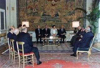 Il Presidente della Repubblica Oscar Luigi Scalfaro riceve in udienza l'avv. Franco Petrelli, presidente dell'Associazione nazionale giudici di pace, con una delegazione