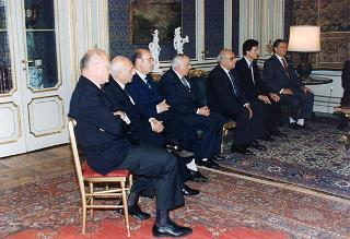 Il Presidente della Repubblica Oscar Luigi Scalfaro riceve in udienza l'avv. Franco Petrelli, presidente dell'Associazione nazionale giudici di pace, con una delegazione