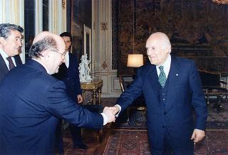 Prefetto Enzo Mosino, presidente dell'Associazione nazionale funzionari dell'Amministrazione civile dell'Interno, con gli esponenti dell'ANFACI, e pref. prof. Vittorio Stelo, direttore generale per l'Amministrazione generale e per gli affari del personale del Ministero dell'interno