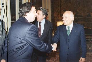 Prefetto Enzo Mosino, presidente dell'Associazione nazionale funzionari dell'Amministrazione civile dell'Interno, con gli esponenti dell'ANFACI, e pref. prof. Vittorio Stelo, direttore generale per l'Amministrazione generale e per gli affari del personale del Ministero dell'interno