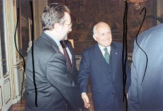 Prefetto Enzo Mosino, presidente dell'Associazione nazionale funzionari dell'Amministrazione civile dell'Interno, con gli esponenti dell'ANFACI, e pref. prof. Vittorio Stelo, direttore generale per l'Amministrazione generale e per gli affari del personale del Ministero dell'interno