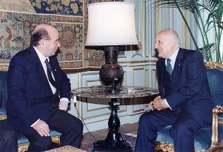 Prefetto Enzo Mosino, presidente dell'Associazione nazionale funzionari dell'Amministrazione civile dell'Interno, con gli esponenti dell'ANFACI, e pref. prof. Vittorio Stelo, direttore generale per l'Amministrazione generale e per gli affari del personale del Ministero dell'interno
