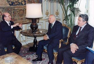 Prefetto Enzo Mosino, presidente dell'Associazione nazionale funzionari dell'Amministrazione civile dell'Interno, con gli esponenti dell'ANFACI, e pref. prof. Vittorio Stelo, direttore generale per l'Amministrazione generale e per gli affari del personale del Ministero dell'interno