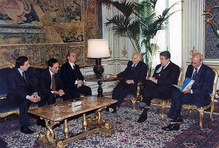 Prefetto Enzo Mosino, presidente dell'Associazione nazionale funzionari dell'Amministrazione civile dell'Interno, con gli esponenti dell'ANFACI, e pref. prof. Vittorio Stelo, direttore generale per l'Amministrazione generale e per gli affari del personale del Ministero dell'interno