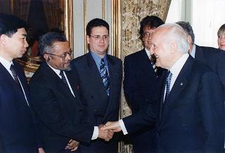 Incontro del Presidente della Repubblica Oscar Luigi Scalfaro con l'on. prof. Adriano Ossicini, ministro per la famiglia e la solidarietà sociale, e con una delegazione di promotori e vincitori del Concorso nazionale "Un racconto e un'immagine per l'ambiente"