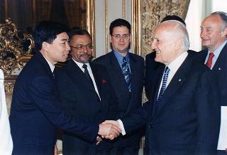 Incontro del Presidente della Repubblica Oscar Luigi Scalfaro con l'on. prof. Adriano Ossicini, ministro per la famiglia e la solidarietà sociale, e con una delegazione di promotori e vincitori del Concorso nazionale "Un racconto e un'immagine per l'ambiente"