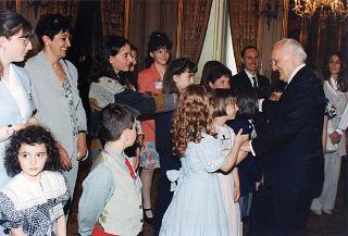 Incontro del Presidente della Repubblica Oscar Luigi Scalfaro con l'on. prof. Adriano Ossicini, ministro per la famiglia e la solidarietà sociale, e con una delegazione di promotori e vincitori del Concorso nazionale "Un racconto e un'immagine per l'ambiente"
