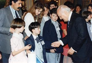 Incontro del Presidente della Repubblica Oscar Luigi Scalfaro con l'on. prof. Adriano Ossicini, ministro per la famiglia e la solidarietà sociale, e con una delegazione di promotori e vincitori del Concorso nazionale "Un racconto e un'immagine per l'ambiente"