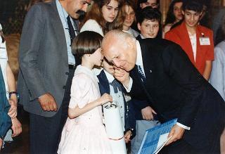Incontro del Presidente della Repubblica Oscar Luigi Scalfaro con l'on. prof. Adriano Ossicini, ministro per la famiglia e la solidarietà sociale, e con una delegazione di promotori e vincitori del Concorso nazionale "Un racconto e un'immagine per l'ambiente"
