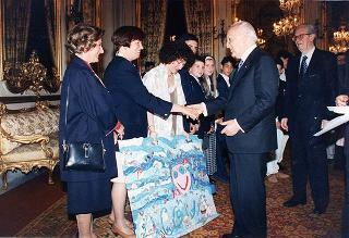 Incontro del Presidente della Repubblica Oscar Luigi Scalfaro con l'on. prof. Adriano Ossicini, ministro per la famiglia e la solidarietà sociale, e con una delegazione di promotori e vincitori del Concorso nazionale "Un racconto e un'immagine per l'ambiente"