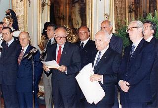 Incontro del Presidente della Repubblica Oscar Luigi Scalfaro con l'on. prof. Adriano Ossicini, ministro per la famiglia e la solidarietà sociale, e con una delegazione di promotori e vincitori del Concorso nazionale "Un racconto e un'immagine per l'ambiente"