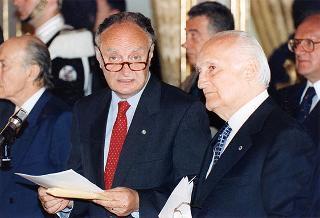 Incontro del Presidente della Repubblica Oscar Luigi Scalfaro con l'on. prof. Adriano Ossicini, ministro per la famiglia e la solidarietà sociale, e con una delegazione di promotori e vincitori del Concorso nazionale "Un racconto e un'immagine per l'ambiente"