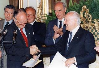 Incontro del Presidente della Repubblica Oscar Luigi Scalfaro con l'on. prof. Adriano Ossicini, ministro per la famiglia e la solidarietà sociale, e con una delegazione di promotori e vincitori del Concorso nazionale "Un racconto e un'immagine per l'ambiente"