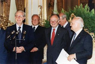 Incontro del Presidente della Repubblica Oscar Luigi Scalfaro con l'on. prof. Adriano Ossicini, ministro per la famiglia e la solidarietà sociale, e con una delegazione di promotori e vincitori del Concorso nazionale "Un racconto e un'immagine per l'ambiente"