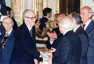 Incontro del Presidente della Repubblica Oscar Luigi Scalfaro con l'on. prof. Adriano Ossicini, ministro per la famiglia e la solidarietà sociale, e con una delegazione di promotori e vincitori del Concorso nazionale "Un racconto e un'immagine per l'ambiente"