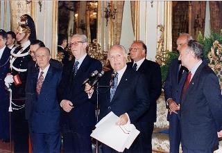 Incontro del Presidente della Repubblica Oscar Luigi Scalfaro con l'on. prof. Adriano Ossicini, ministro per la famiglia e la solidarietà sociale, e con una delegazione di promotori e vincitori del Concorso nazionale "Un racconto e un'immagine per l'ambiente"
