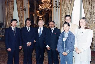 Incontro del Presidente della Repubblica Oscar Luigi Scalfaro con l'on. prof. Adriano Ossicini, ministro per la famiglia e la solidarietà sociale, e con una delegazione di promotori e vincitori del Concorso nazionale "Un racconto e un'immagine per l'ambiente"