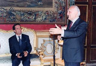 Il Presidente della Repubblica Oscar Luigi Scalfaro incontra Luigi Leone, segretario nazionale coordinatore della Federazione autonoma bancari italiani, con il Comitato dei Sindacati delle Banche Centrali Europee