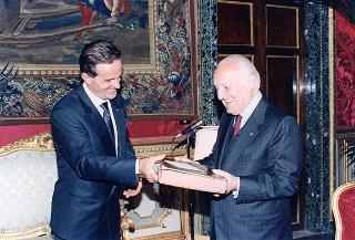 Il Presidente della Repubblica Oscar Luigi Scalfaro incontra Luigi Leone, segretario nazionale coordinatore della Federazione autonoma bancari italiani, con il Comitato dei Sindacati delle Banche Centrali Europee