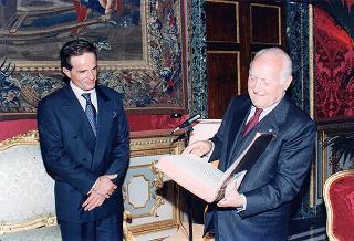 Il Presidente della Repubblica Oscar Luigi Scalfaro incontra Luigi Leone, segretario nazionale coordinatore della Federazione autonoma bancari italiani, con il Comitato dei Sindacati delle Banche Centrali Europee