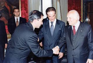Il Presidente della Repubblica Oscar Luigi Scalfaro incontra Luigi Leone, segretario nazionale coordinatore della Federazione autonoma bancari italiani, con il Comitato dei Sindacati delle Banche Centrali Europee