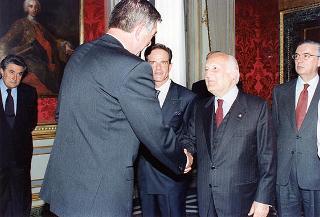 Il Presidente della Repubblica Oscar Luigi Scalfaro incontra Luigi Leone, segretario nazionale coordinatore della Federazione autonoma bancari italiani, con il Comitato dei Sindacati delle Banche Centrali Europee