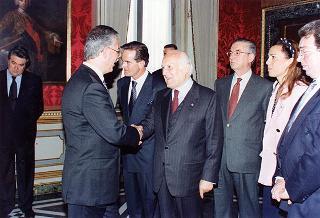 Il Presidente della Repubblica Oscar Luigi Scalfaro incontra Luigi Leone, segretario nazionale coordinatore della Federazione autonoma bancari italiani, con il Comitato dei Sindacati delle Banche Centrali Europee