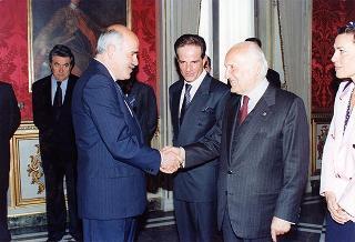 Il Presidente della Repubblica Oscar Luigi Scalfaro incontra Luigi Leone, segretario nazionale coordinatore della Federazione autonoma bancari italiani, con il Comitato dei Sindacati delle Banche Centrali Europee