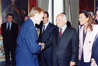 Il Presidente della Repubblica Oscar Luigi Scalfaro incontra Luigi Leone, segretario nazionale coordinatore della Federazione autonoma bancari italiani, con il Comitato dei Sindacati delle Banche Centrali Europee