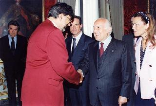 Il Presidente della Repubblica Oscar Luigi Scalfaro incontra Luigi Leone, segretario nazionale coordinatore della Federazione autonoma bancari italiani, con il Comitato dei Sindacati delle Banche Centrali Europee