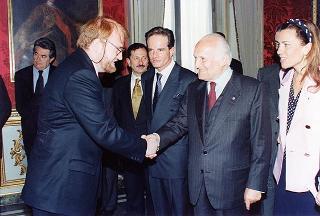 Il Presidente della Repubblica Oscar Luigi Scalfaro incontra Luigi Leone, segretario nazionale coordinatore della Federazione autonoma bancari italiani, con il Comitato dei Sindacati delle Banche Centrali Europee