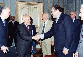Il Presidente della Repubblica Oscar Luigi Scalfaro riceve in udienza Giovanni Ruggeri, presidente dell'Istituto Poligrafico e Zecca dello Stato, con i rappresentanti degli Istituti che hanno collaborato alla realizzazione dell'opera "Storia d'Italia del XX secolo" per presentare l'opera